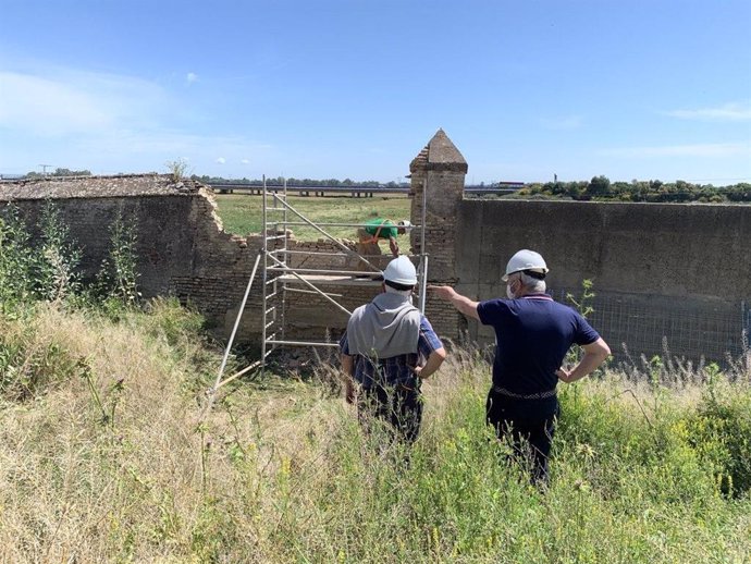 El alcalde de Santiponce comprueba las obras de reparación del muro