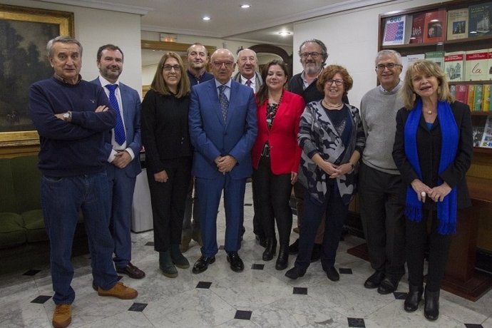 Algunos de los miembros de la candidatura encabezada por Juan Caño (en el centro), que ha ganado las elecciones de la APM 2019. Fotos: