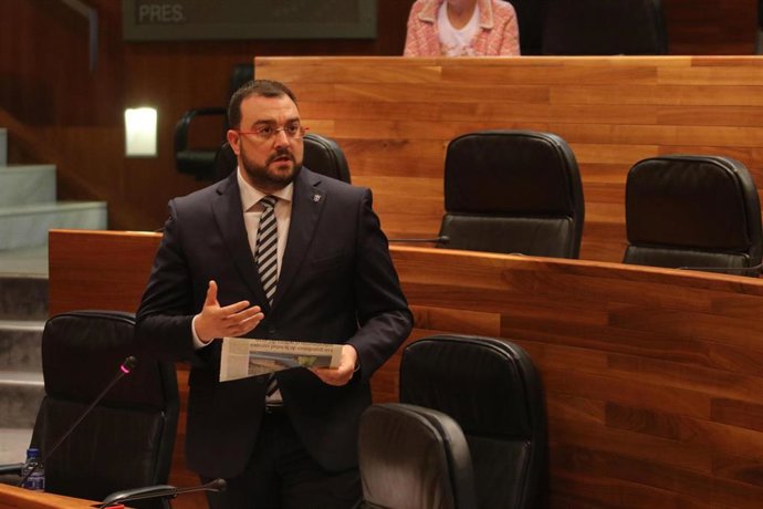 El presidente del Principado, Adrián Barbón, en el pleno de la Junta General.