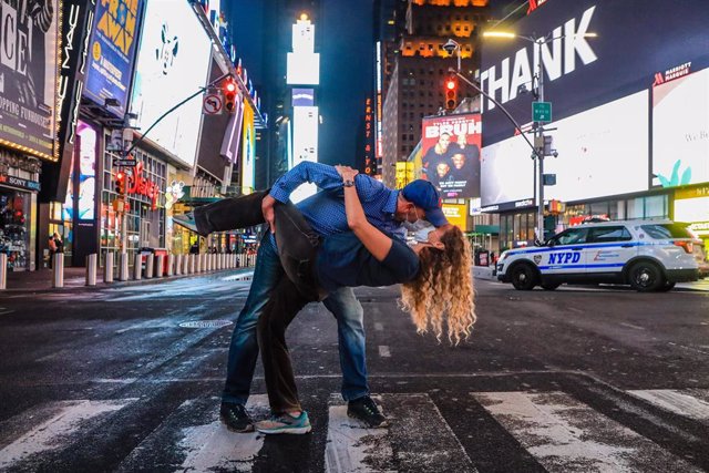 Un beso con mascarilla en Times Square, Nueva York, EEUU