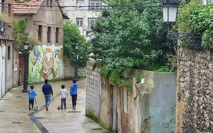 Varios niños por la calle en Avilés el primer día en el que se permiten paseos a los menores durante el estado de Alarma.