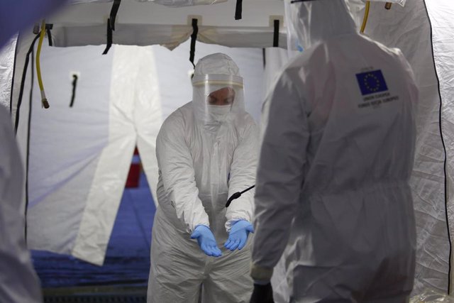 Trabajadores de proteccion civil se desinfectan contra el coronavirus en una carpa instalada en el hospital del PTS de Granada - AC-1. Granada a 31 de marzo del 2020