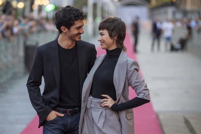 Úrsula Corberó y Chino Darín. El corte pixie de Úrsula y Sara Carbonero, causa furor