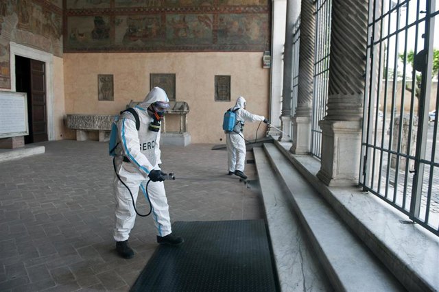 Limpieza de una iglesia en Roma