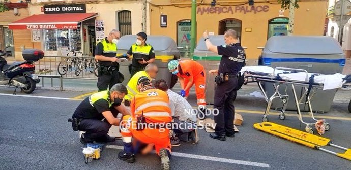 Asistencia a la mujer herida por atropello en Sevilla