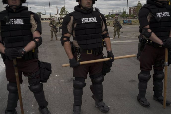 Imagen de varios policías en las protestas originadas en Mineápolis tras la muerte de un hombre de raza negra. 
