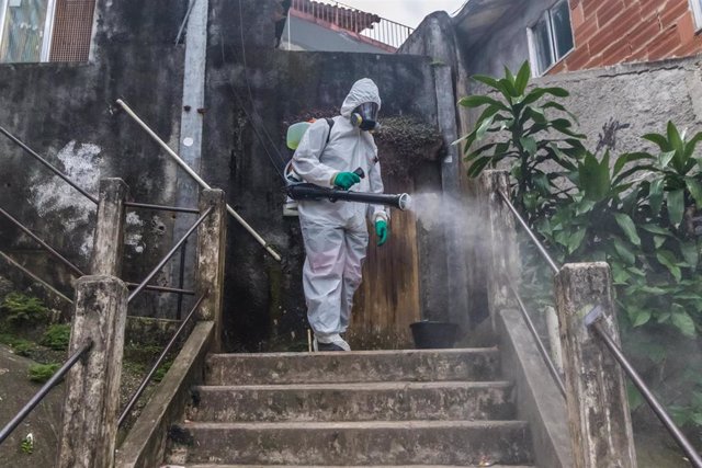 Trabajos de desinfección en una favela de Brasil durante la pandemia de coronavirus.