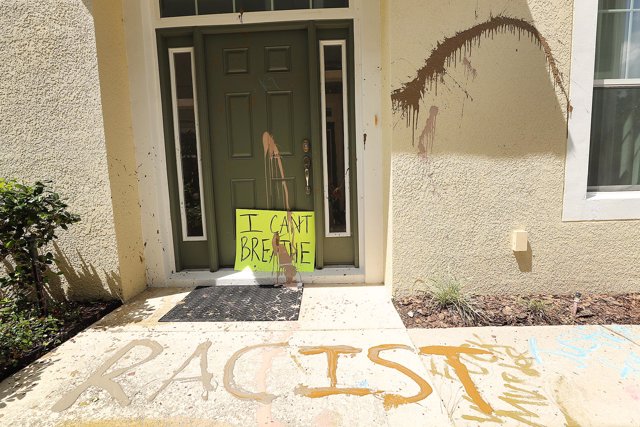 La palabra "racista" escrita en la puerta de la casa del exagente de Policía de Mineápolis Derek Chauvin