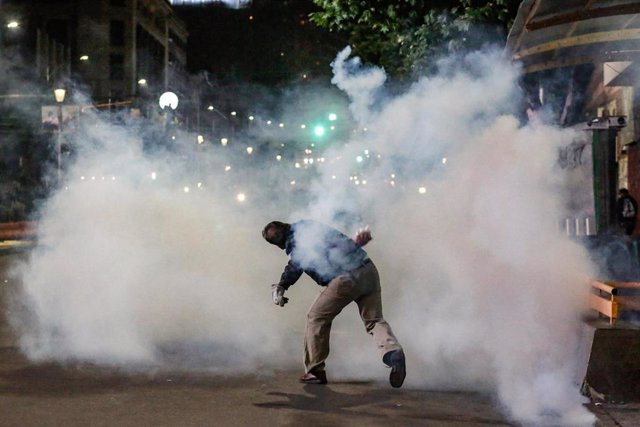 Un manifestante devuelve el bote de gases lacrimógenos lanzado por la Policía en una protesta en La Paz