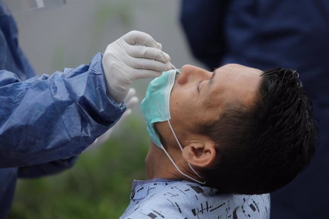 Imagen de un test de coronavirus a un ciudadano en Indonesia. 