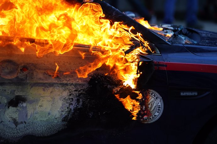 Un coche de policía ardiendo durante una protesta en Minneapolis por la muerte de George Floyd