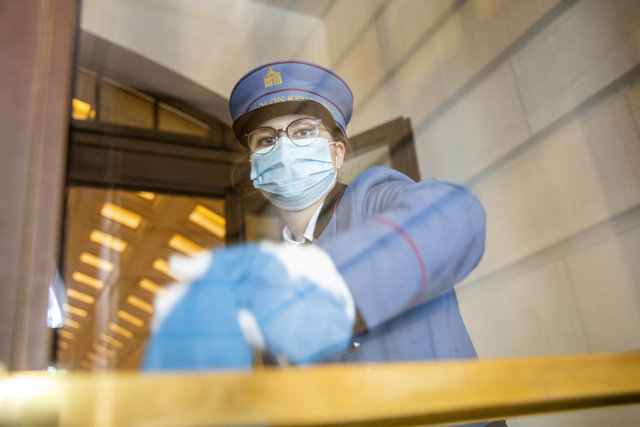 Desinfección en el Hotel Adlon Kempinski, a 26 de mayo de 2020.