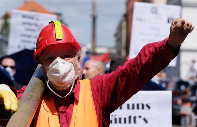 Protest against Schaudt Mikrosa GmbH plant closure in Germany