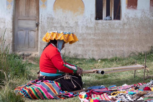Indígena quechua frente a su casa en Tinki (Perú)