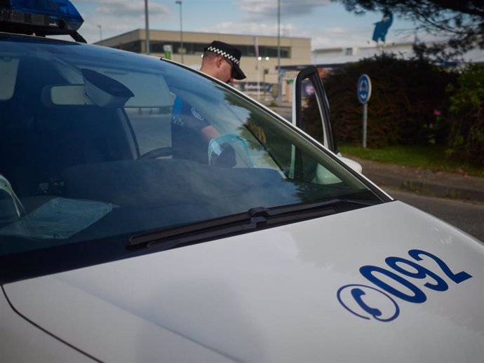 Un Policía Municipal de Pamplona comprueba datos de una persona identificada durante un control de movilidad realizado en Pamplona, Navarra, España, a 8 de mayo de 2020.