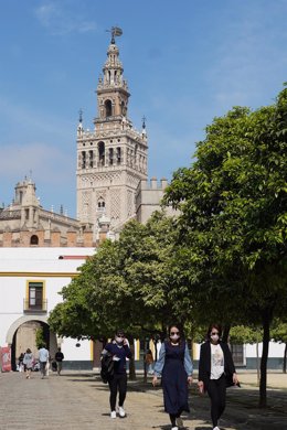 Turistas junto al Alcázar de Sevilla