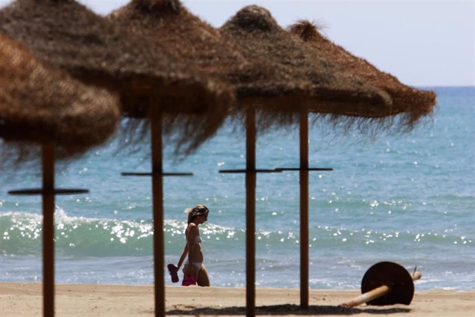 Paseantes disfrutan de la playa de Sacaba en la barriada de Huelín, donde esperan poder tomar el sol y bañarse el próximo lunes con el paso a la Fase 2 decretada por el Gobierno contra el virus  el COVID-19. Málaga a 29 de mayo del 2020