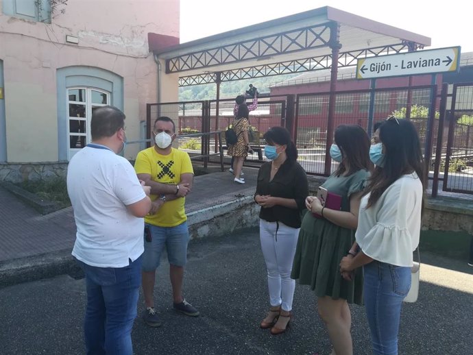 La portavoz parlamentaria de Ciudadanos, Laura Pérez Macho, en su visita a la estación de La Felguera para reclamar el fin de las obras de soterramiento de Langreo.