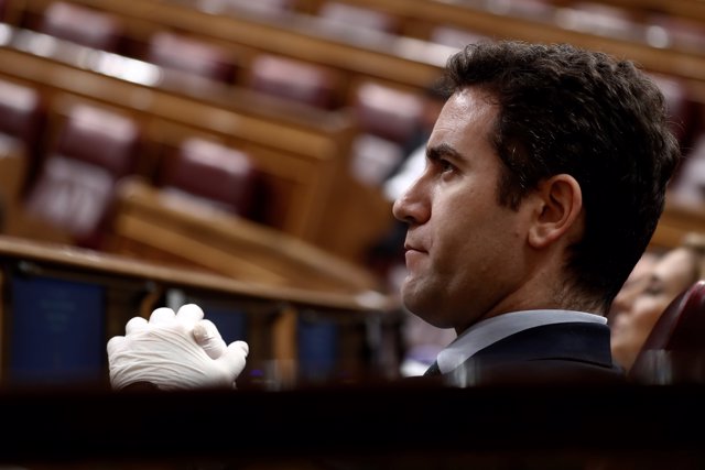 El secretario general del PP, Teodoro García Egea, escucha al presidente del Gobierno, Pedro Sánchez