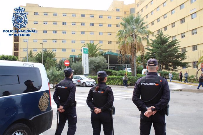 Agentes de Policía Nacional en el Hospital Torrecárdenas 