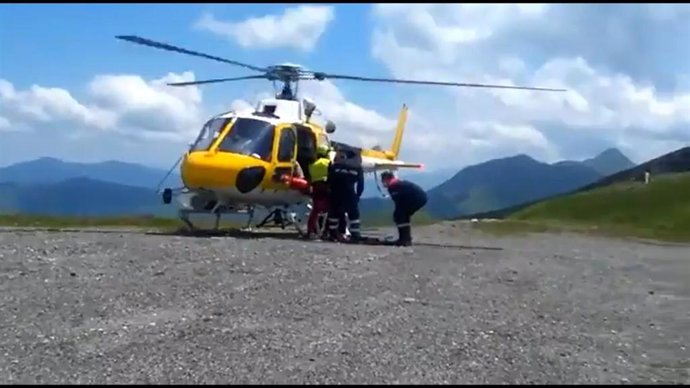 Momento de la evacuación en helicóptero del montañero herido