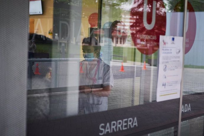 Una sanitaria protegida con una mascarilla trabaja en el Servicio de Urgencias del Complejo Hospitalario de Navarra durante a Pandemia Covid-19  en Abril 28, 2020 en Pamplona, Navarra, España