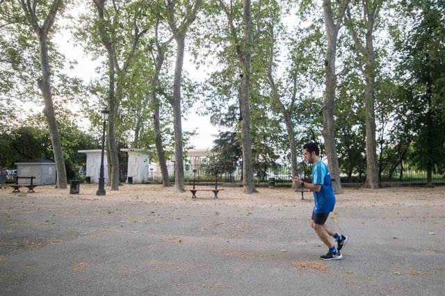 Un hombre hace deporte en el Parque del Retiro de Madrid.