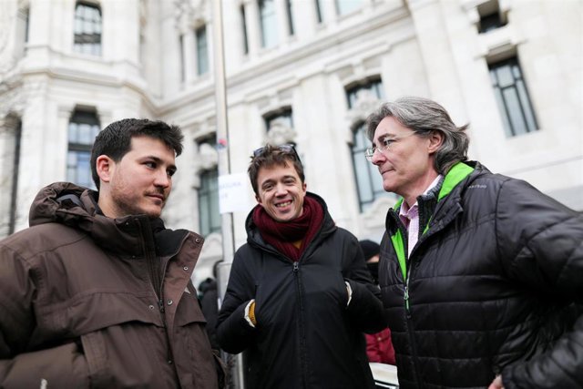 La portavoz orgánica del grupo municipal de Más Madrid, Marta Higueras (1d), junto al diputado de Más País, Íñigo Errejón (c), y el portavoz de Más Madrid en la Asamblea, Pablo Gómez Perpinyà.