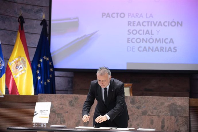 El presidente de Canarias, Ángel Víctor Torresm en la firma del 'pacto de reconstrucción' de Canarias