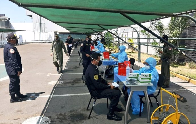 Pruebas de coronavirus a policías en Perú.