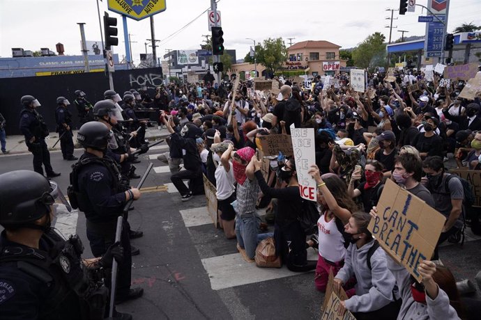 Imagen de una protesta en Los Ángeles por la muerte de George Floyd. 