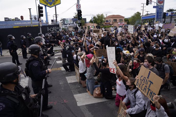 EEUU.- La Policía intenta disipar las concentraciones en Mineápolis con gas lacr