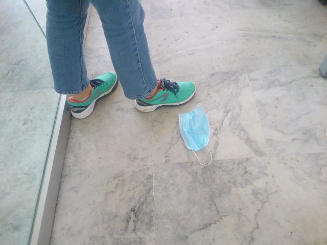 Mascarilla caída al suelo