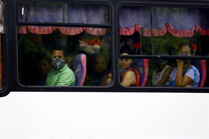 28 May 2020, Venezuela, Valencia: People wearing face masks sit in a bus, amid the spread of the Coronavirus pandemic. Photo: Juan Carlos Hernandez/ZUMA Wire/dpa
