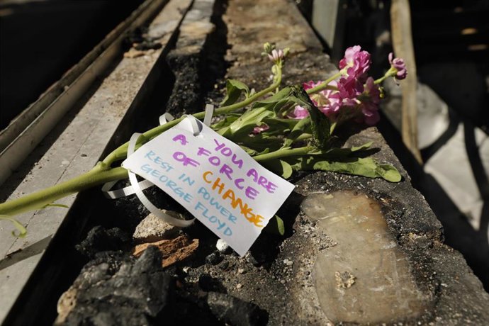 Un recuerdo por George Floyd, muerto el lunes durante una detención policial