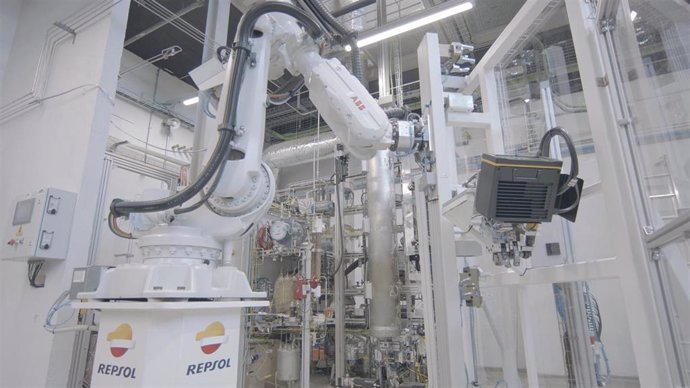 Robot en factoría de Repsol