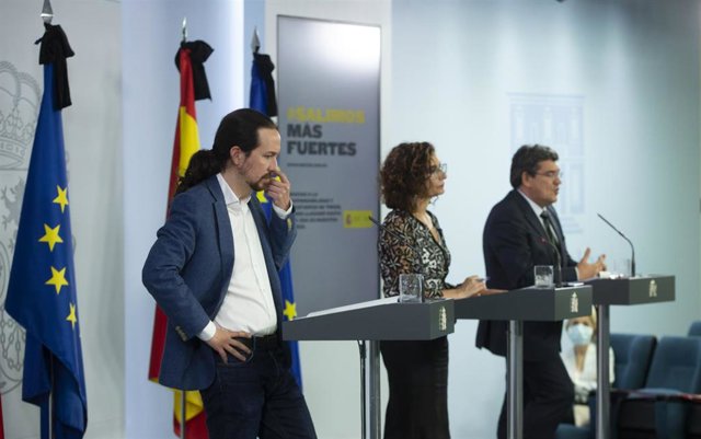 El vicepresidente segundo, Pablo Iglesias, la ministra de Hacienda y portavoz del Gobierno, María Jesús Montero, y el ministro de Inclusión, Seguridad Social y Migraciones, José Luis Escrivá, en rueda de prensa en Moncloa tras el Consejo de Ministros.