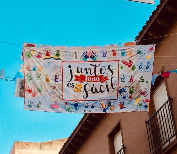 Imagen del mural que han realizado entre varias familias del barrio de la Catedral de Palencia durante el confinamiento.