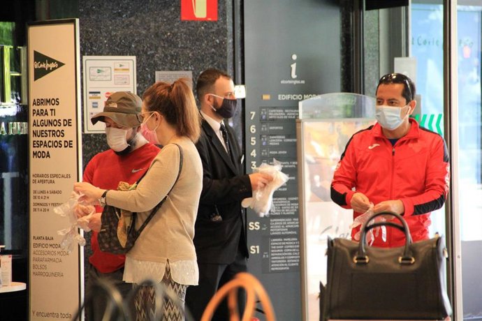 Gente comprando en El Corte Inglés