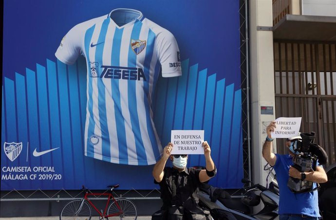 Concentración en Málaga de medios de comunicación en protesta por la prohibición del acceso a los terrenos de juego a los periodistas gráficos para cubrir entrenamientos y partidos