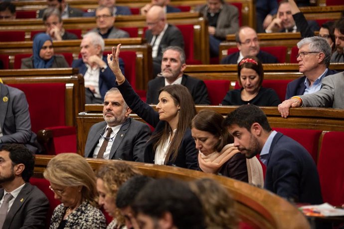 Los diputados de Ciudadanos Carlos Carrizosa (1i); y la portavoz, Lorena Roldán (2i), durante una votación en un Pleno del Parlament de Catalunya.