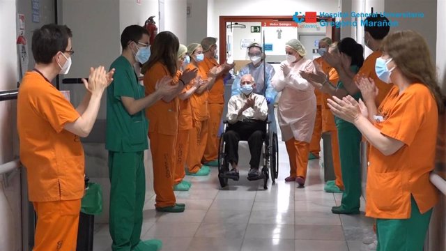 Imagen del homenaje de sanitarios del Hospital Gregorio Marañón a Pedro, un paciente de Covid-19 que ha superado la enfermedad y que supone para el centro superar las 2.000 altas hospitalarias.