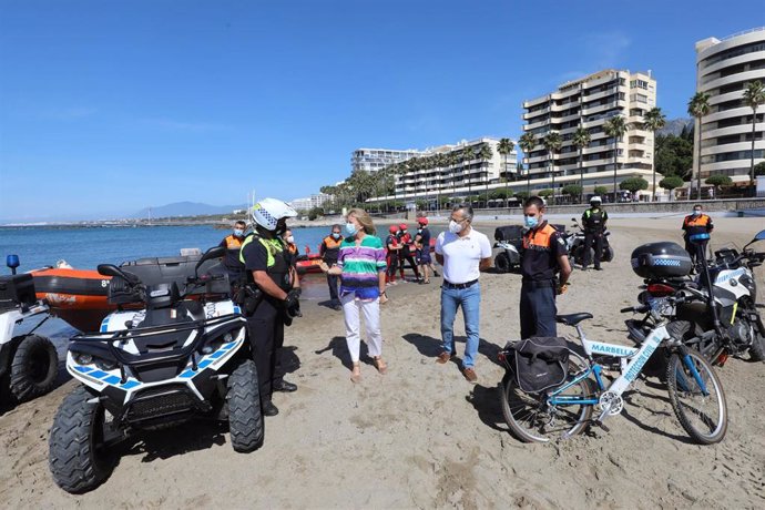 La alcaldesa de Marbella, Ángeles Muñoz,  presenta el dispositivo para las playas del municipio