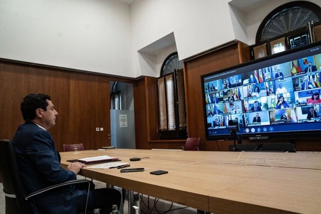 El presidente de la Junta de Andalucía, Juan Manuel Moreno Bonilla, se reúne con el presidente del Gobierno, Pedro Sánchez, en el marco de la videoconferencia del jefe del Ejecutivo con los presidentes autonómicos, a 31 de mayo de 2020.
