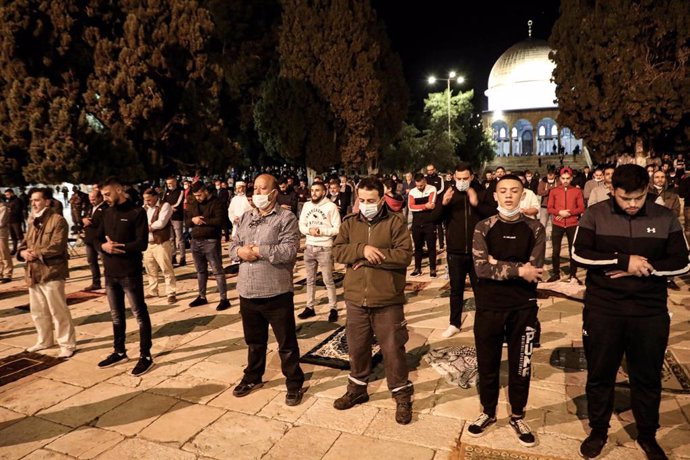 31 May 2020, Palestinian Territories, Jerusalem: Palestinians perform the dawn prayer (salat al-fajr) inside the al-Aqsa mosque compound, Islam's third holiest site, at Jerusalem's Old City, after a two-month closure due to the COVID-19 pandemic. Photo: