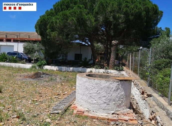 Pozo en una finca en Alcanar (Tarragona) por el que ha caído un joven, que ya ha sido rescatado.