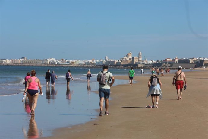 La playa de la Victoria en Cádiz , con bañistas en el primer día de la fase II . Cádiz a 25 de mayo del  2020