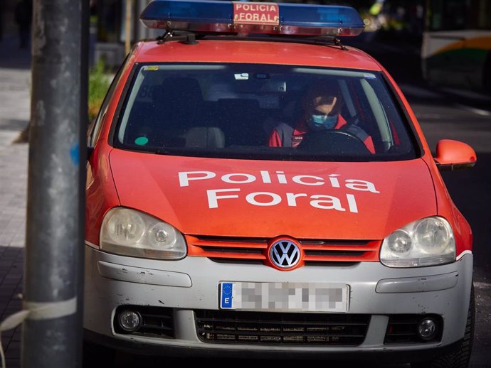 Un coche de la Policía Foral patrulla las calles durante el día 54 del estado de alarma en Pamplona / Navarra (España), a 7 de mayo de 2020.