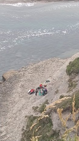 Rescate pescador caído en las piscinas de Langre