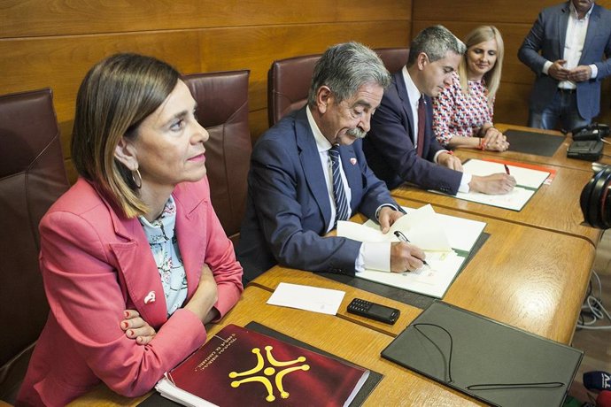 Revilla y Zuloaga firman el pacto PRC-PSOE